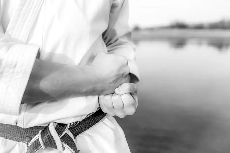Karateka in Kamae vor einem See